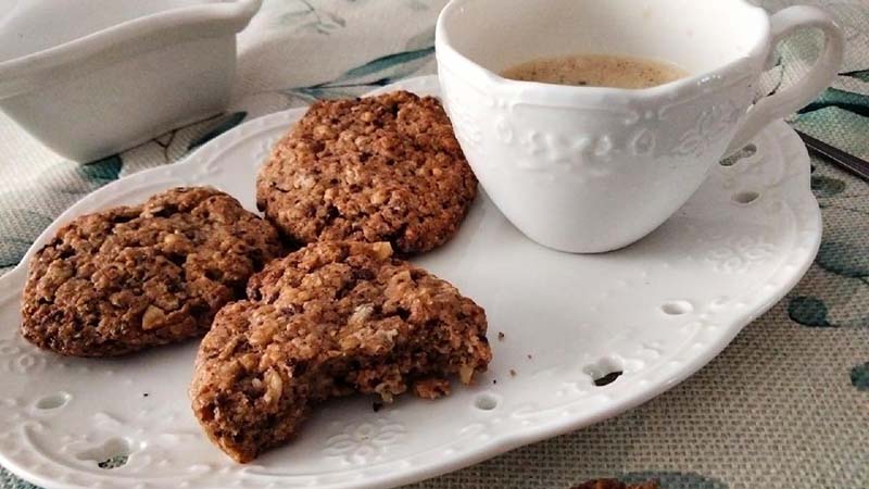 Biscotti integrali avena, noci e gocce di cioccolato