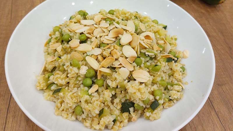 Bulgur con zucchine e piselli