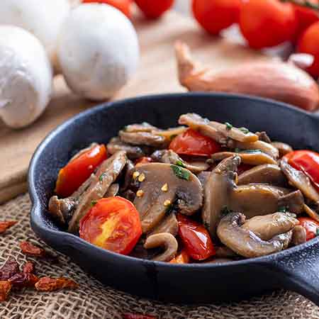 Funghi trifolati piccanti con pomodorini