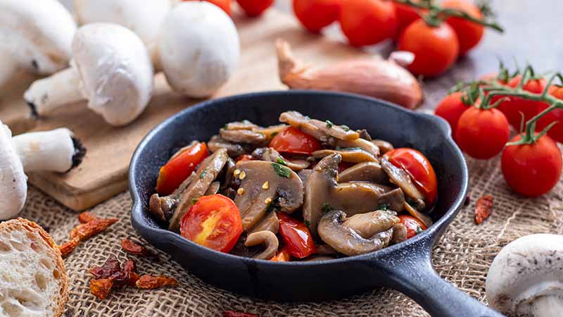 Funghi trifolati piccanti con pomodorini