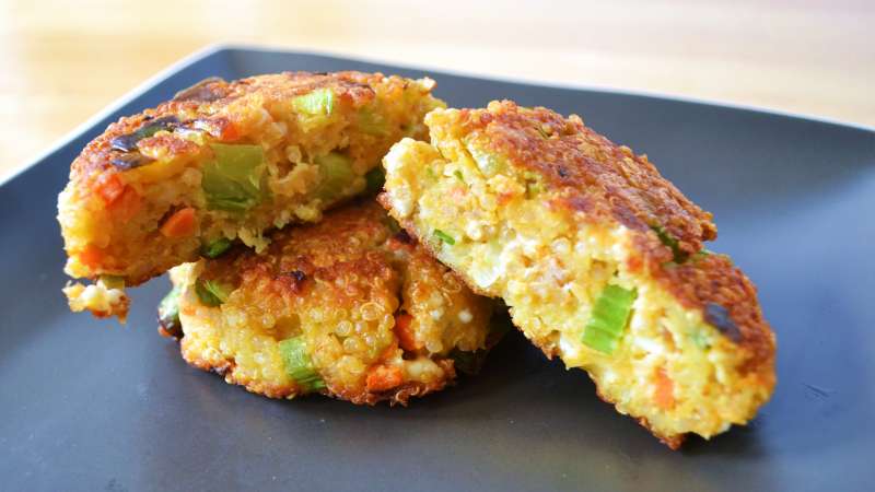 Hamburger di quinoa carote e piselli