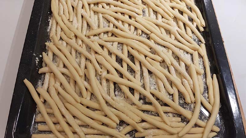 Maccheroni di pasta fresca fatti a mano - Ricette Bimby