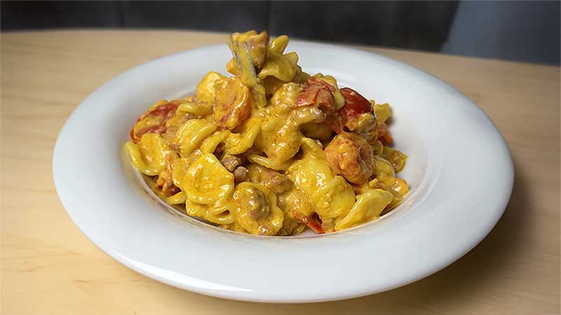 Orecchiette con pomodorini caramellati, mascarpone e salsiccia