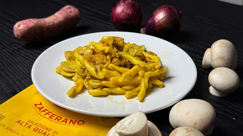 Pasta zafferano, salsiccia e funghi