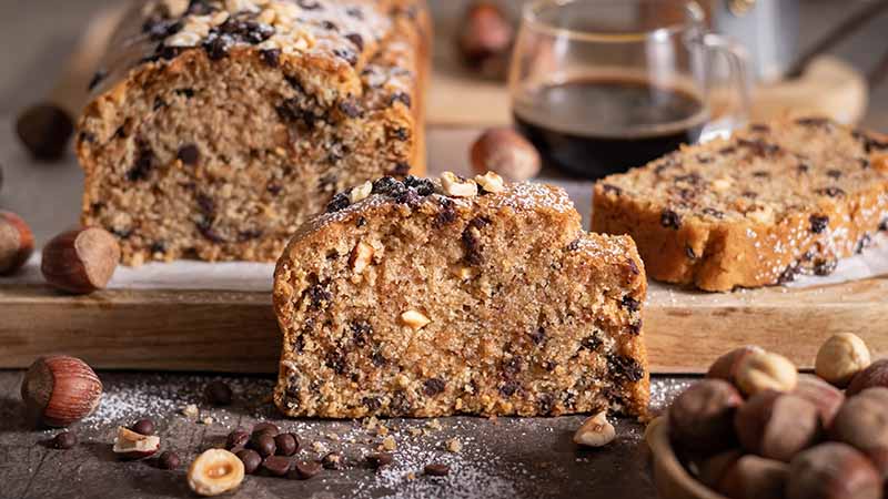 Plumcake nocciole, caffè e gocce di cioccolato