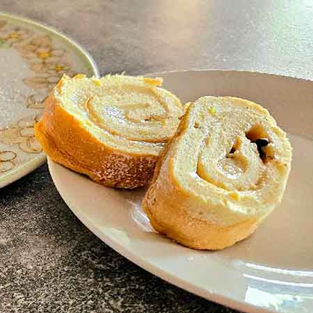 Rotolo alla crema e gocce di cioccolato