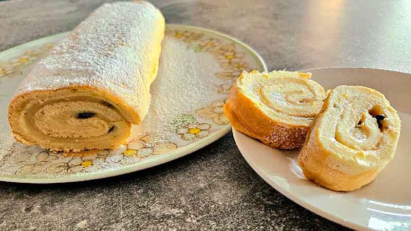 Rotolo alla crema e gocce di cioccolato