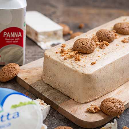 Semifreddo con torrone e amaretti