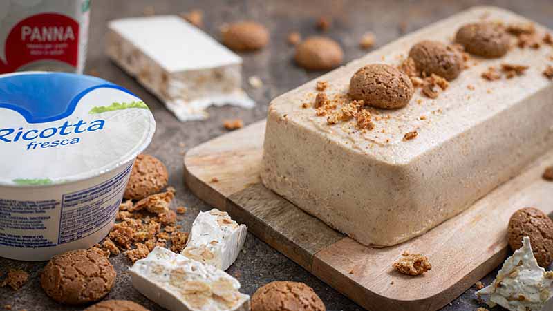 Semifreddo con torrone e amaretti