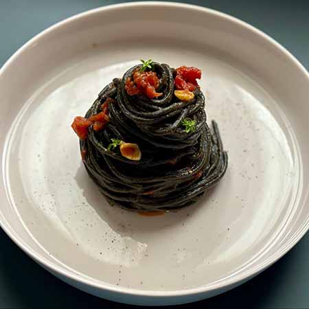 Spaghetti al nero di seppia, bottarga e basilico