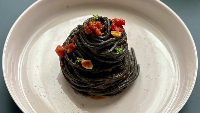 Spaghetti al nero di seppia, bottarga e basilico