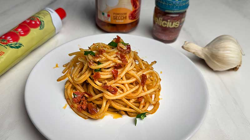 Spaghetti alle acciughe e pomodori secchi