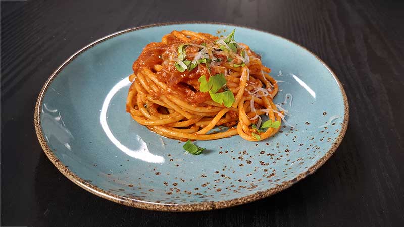 Spaghettoni ‘nduja e cipolle rosse