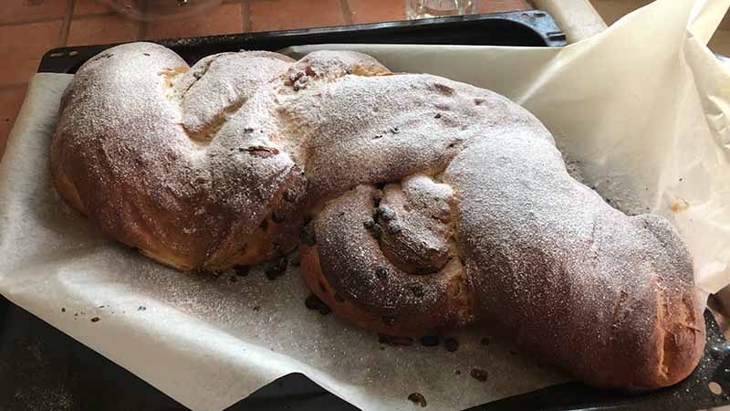 Treccia con gocce di cioccolato e lievito madre