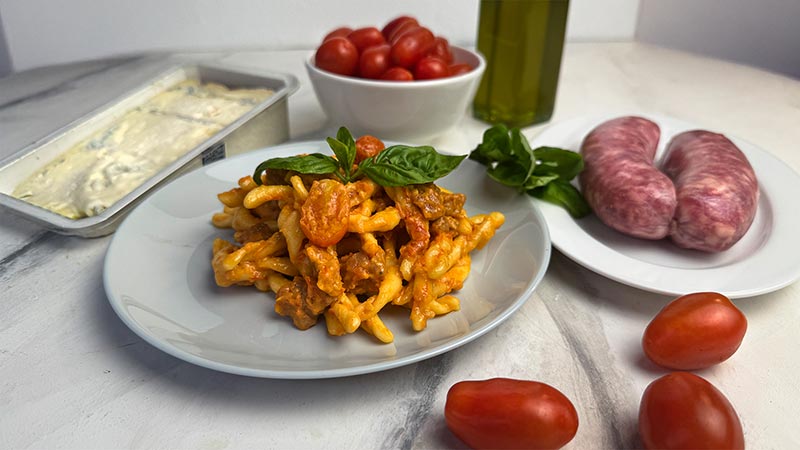 Trofie con pomodorini, gorgonzola e salsiccia